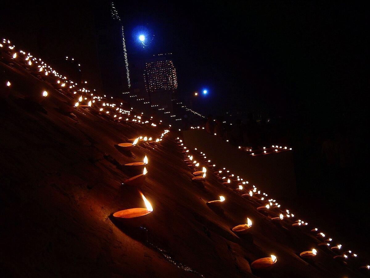 Varanasi in Winter: Dev Deepawali, Fog on the Ganga, and the Season of Malaiyo